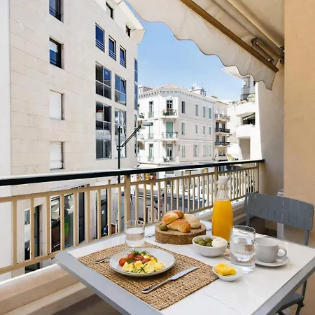 Le Riviera Rue D'antibes Et Palais Des Festival Cannes